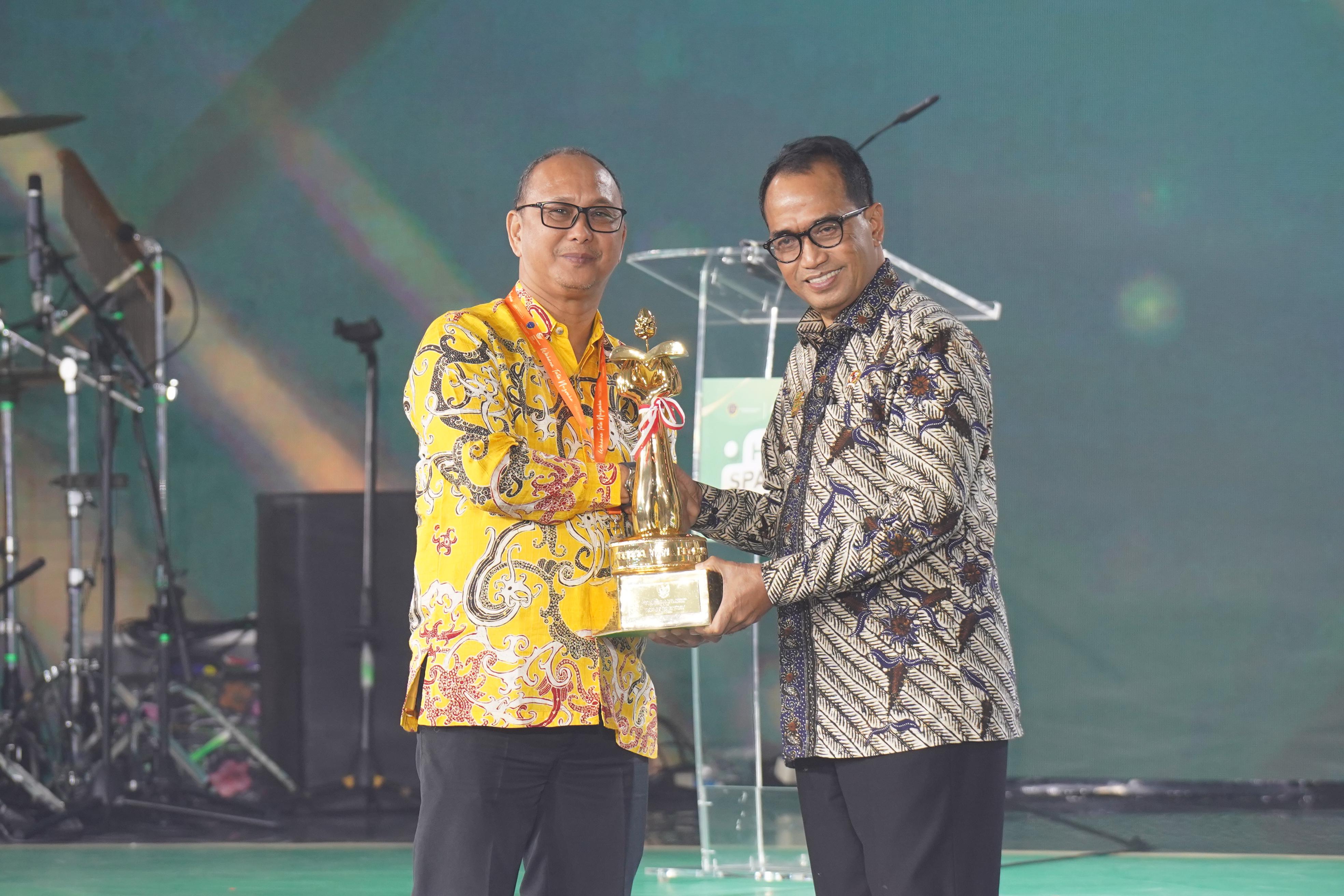 APRESIASI: Menhub Budi Karya Sumadi menyerahkan piala WTN untuk Kota Balikpapan kepada Kadishub Balikpapan Adwar Skenda Putra (kiri).  &nbsp;