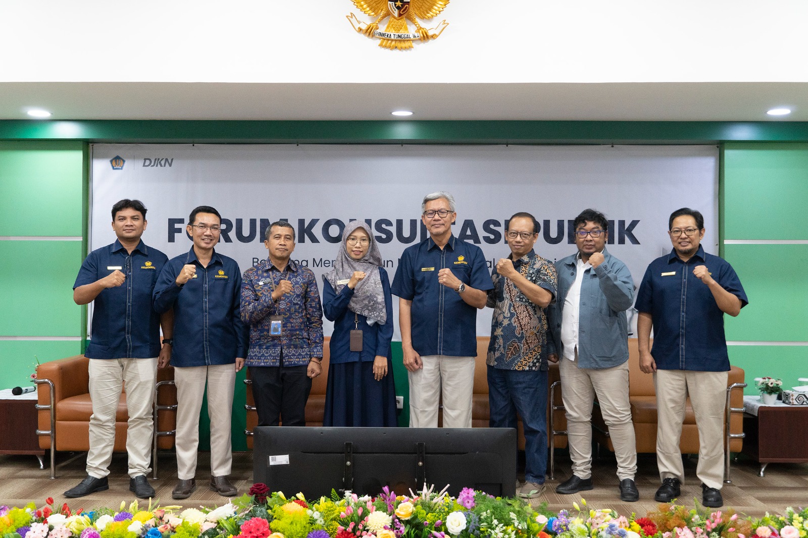 IST KOLABORASI: Para pejabat Kanwil DJKN dan KPKNL Samarinda bersama mitra kerja kompak membangun negeri optimal melayani.