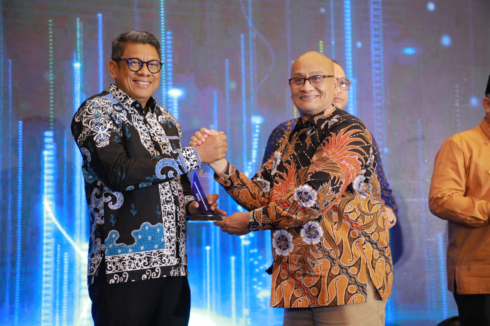 DEDIKASI: Basri Rase (kiri) saat menerima penghargaan dari Tempo yang diserahkan Meiky Sofyansyah.