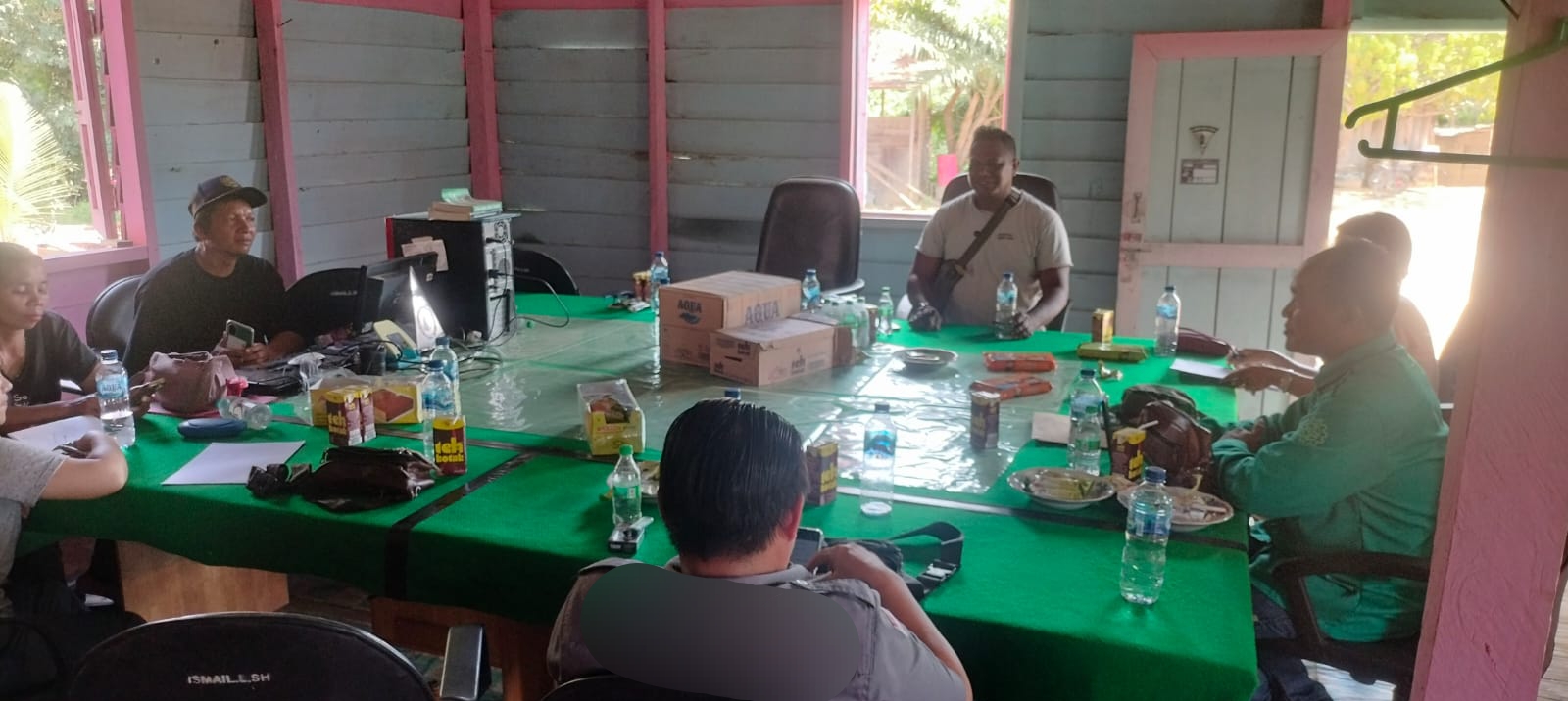 MEDIASI : Perundingan berlangsung alot namun akhirnya menghasilkan kesepakatan. (FOTO: SUNARDI/KP)