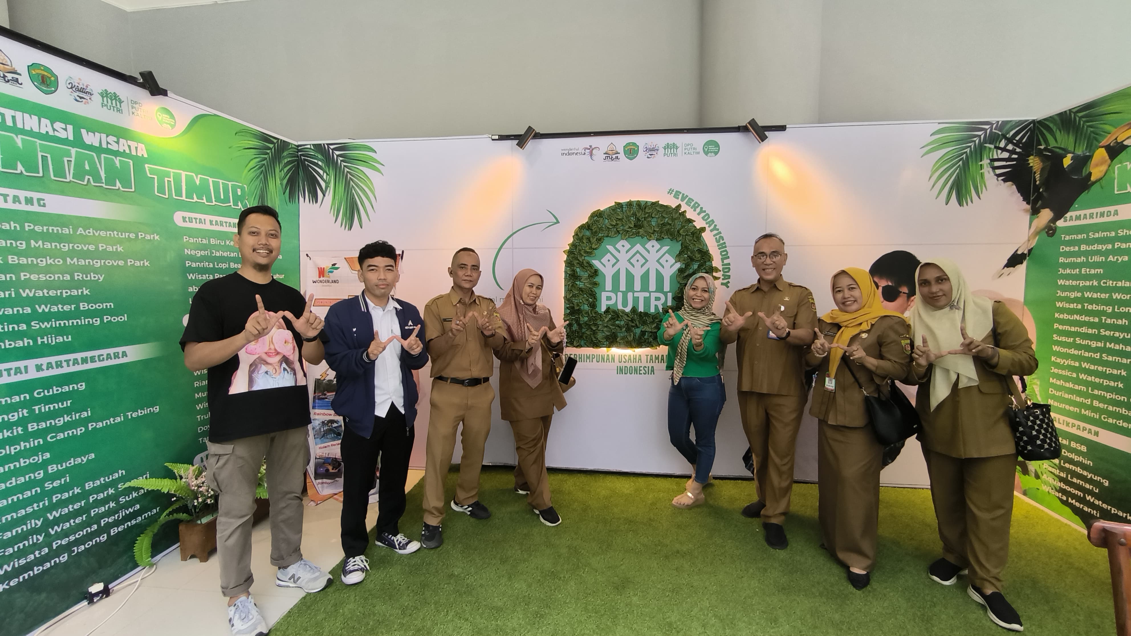 MINAT: Kafilah daerah memiliki antusias tinggi untuk berwisata di Samarinda. Merespons hal itu, DPD Putri membuat One Day Trip dengan enam lokasi wisata. (FOTO: RORO)