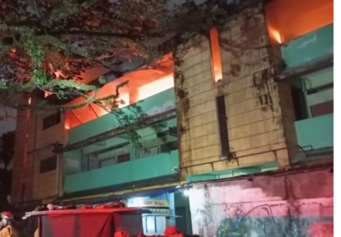 Pasar Comboran terbakar, warga dan pedagang panik.