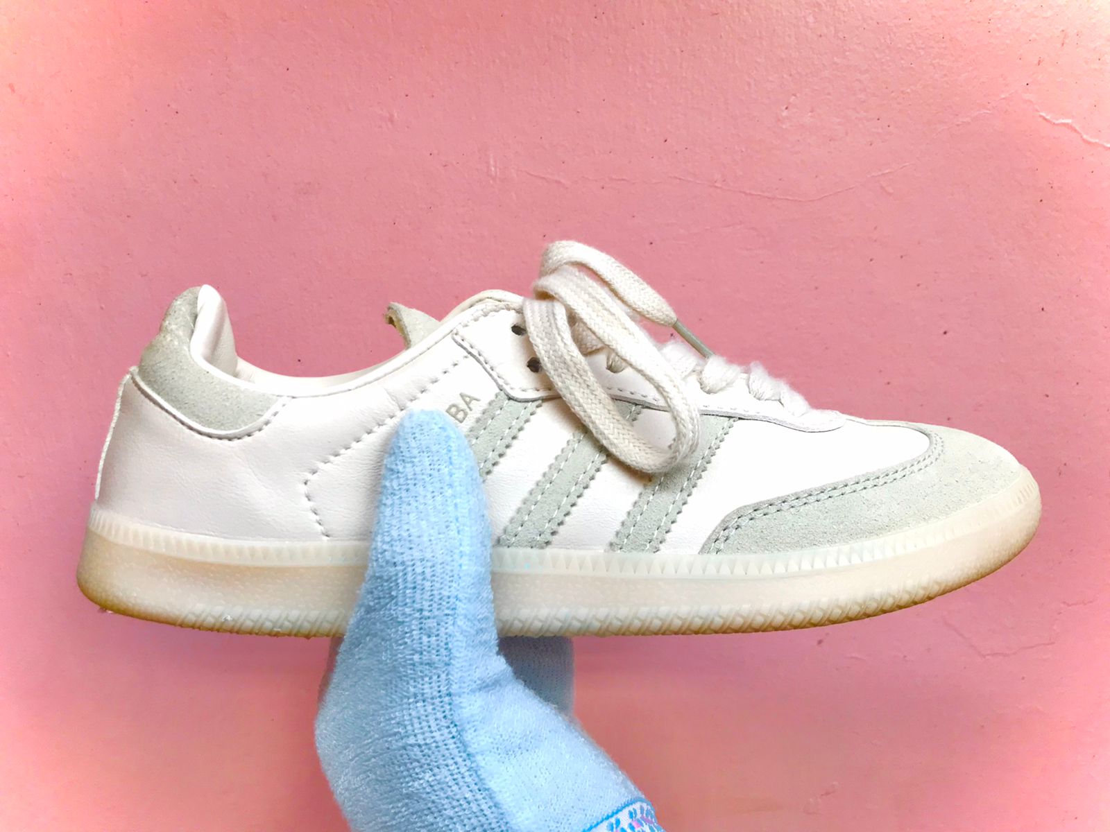 Ilustrasi sepatu putih kembali cerah. (Foto: Thomas/KP)