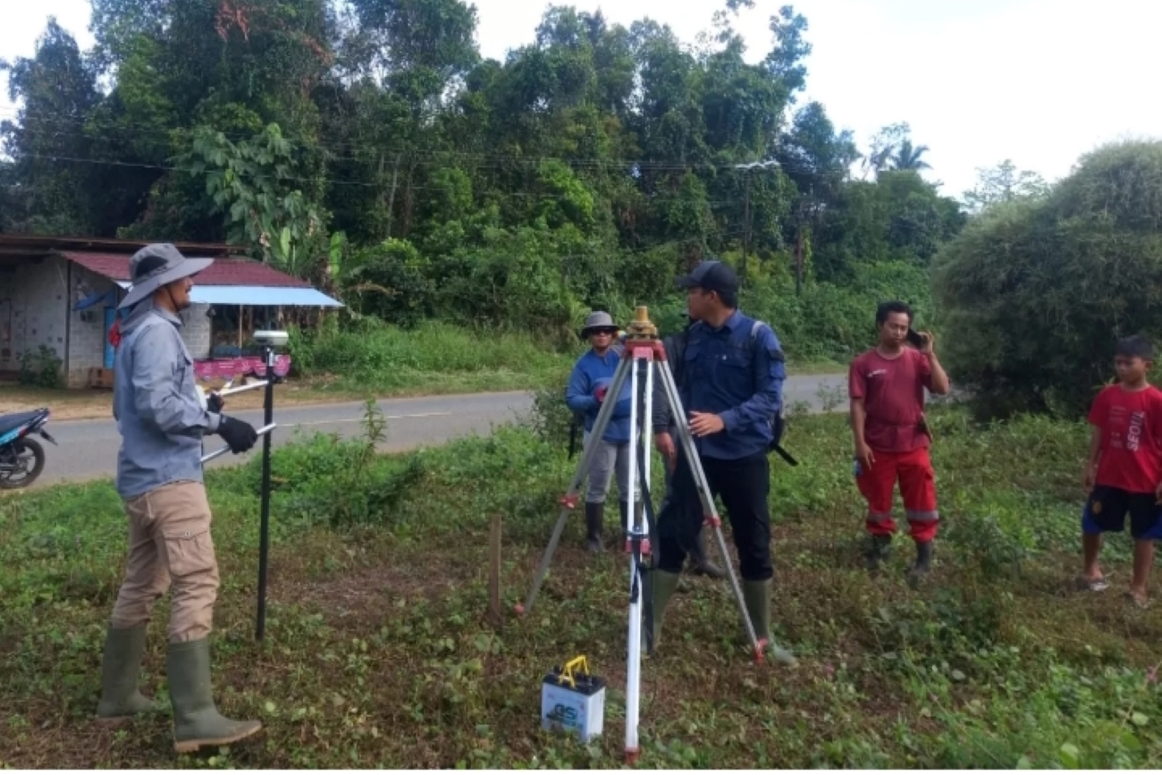 PTSL: Petugas pendaftaran dan pengukuran saat memetakan bidang tanah yang didaftar dalam program PTSL.