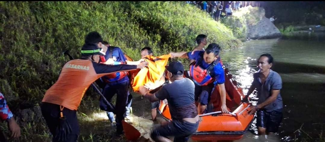Korban kedua bernama Altaf dievakuasi oleh tim pencarian beberapa saat setelah penemuan korban yang pertama. (Foto: Ist)