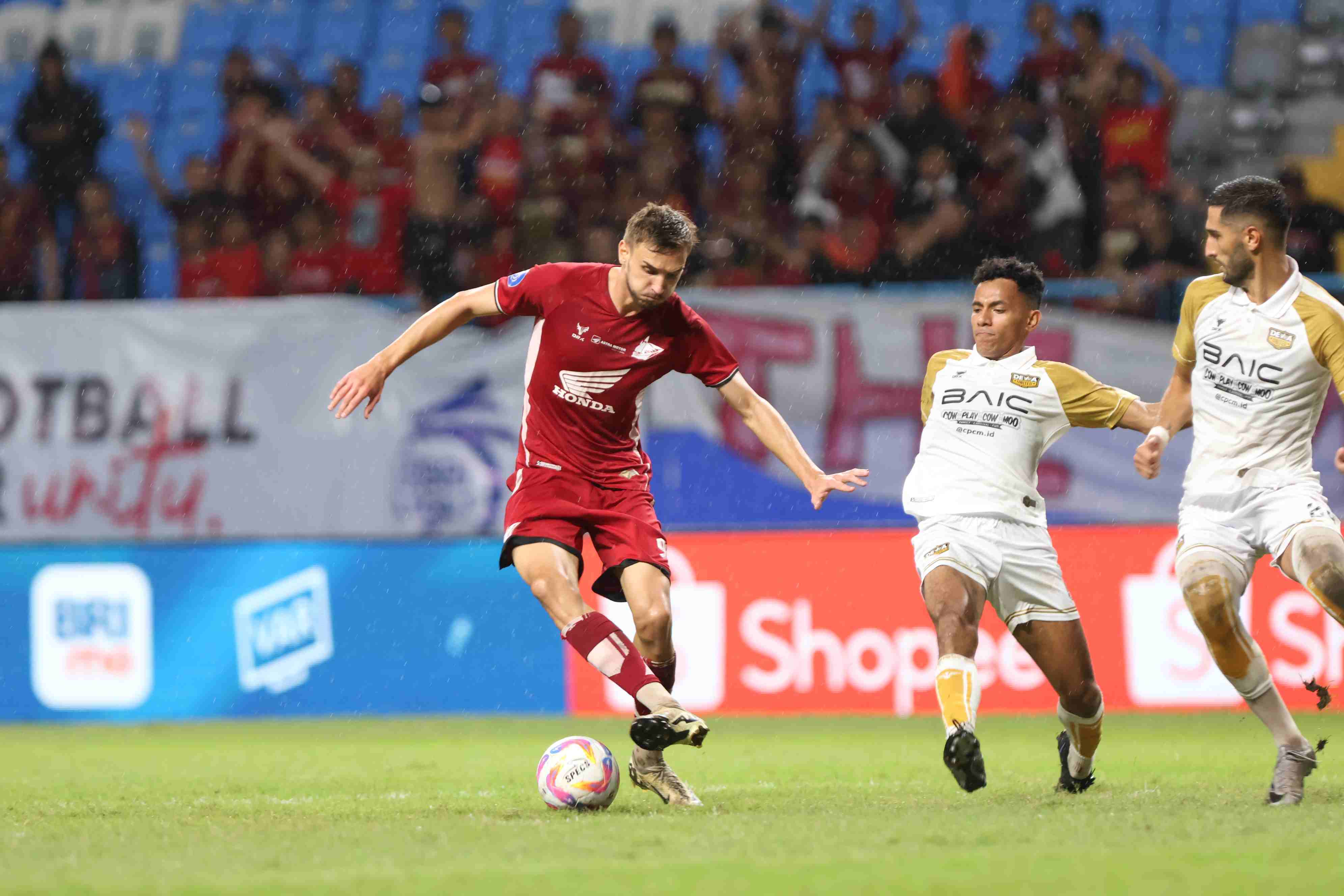 JAGA REKOR: Laga PSM Makassar vs Arema FC akan berlangsung di Stadion Batakan sore ini. Singo Edan boleh pede, tapi PSM akan lebih berbahaya dengan striker mereka, Nermin Haljeta. (Foto; Anggi/KP)