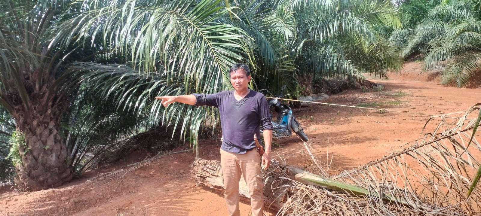 KLAIM: Pemilik Lahan Selmika saat terpaksa menutup akses ke lahannya sebab klaimnya terkesan diabaikan.