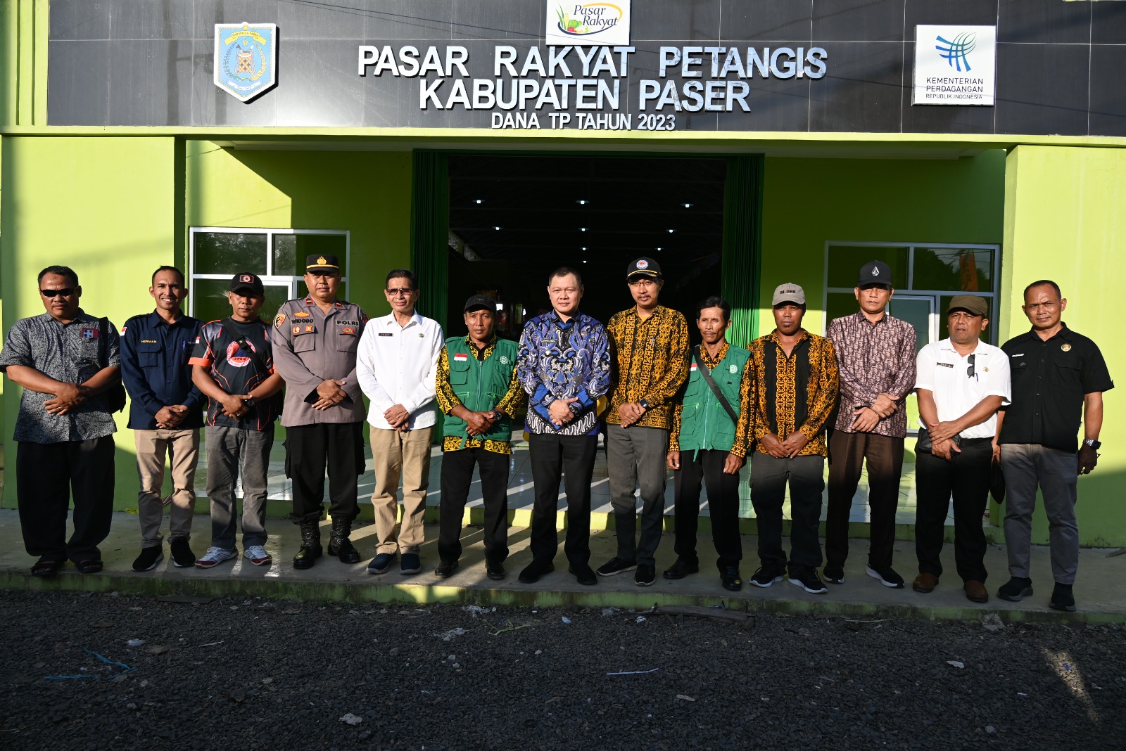 PUSAT EKONOMI: Bupati Paser Fahmi Fadli meninjau pasar tradisional Petangis di Kecamatan Batu Engau, Jumat (13/9) sore lalu.