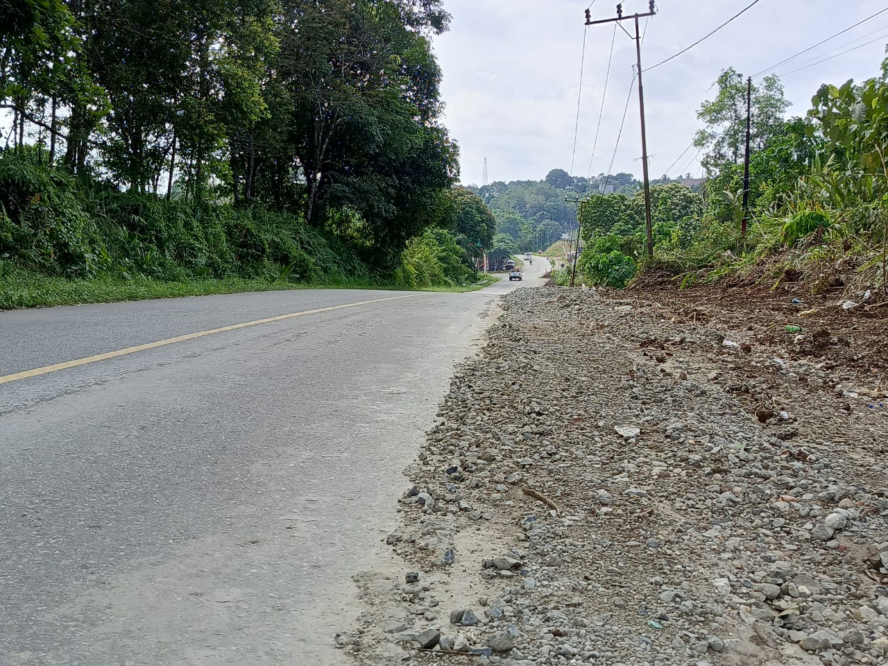 BERBAHAYA: Tumpahan beton cair yang sudah membatu dengan tinggi sekitar 25 sentimeter ketika belum dibersihkan.