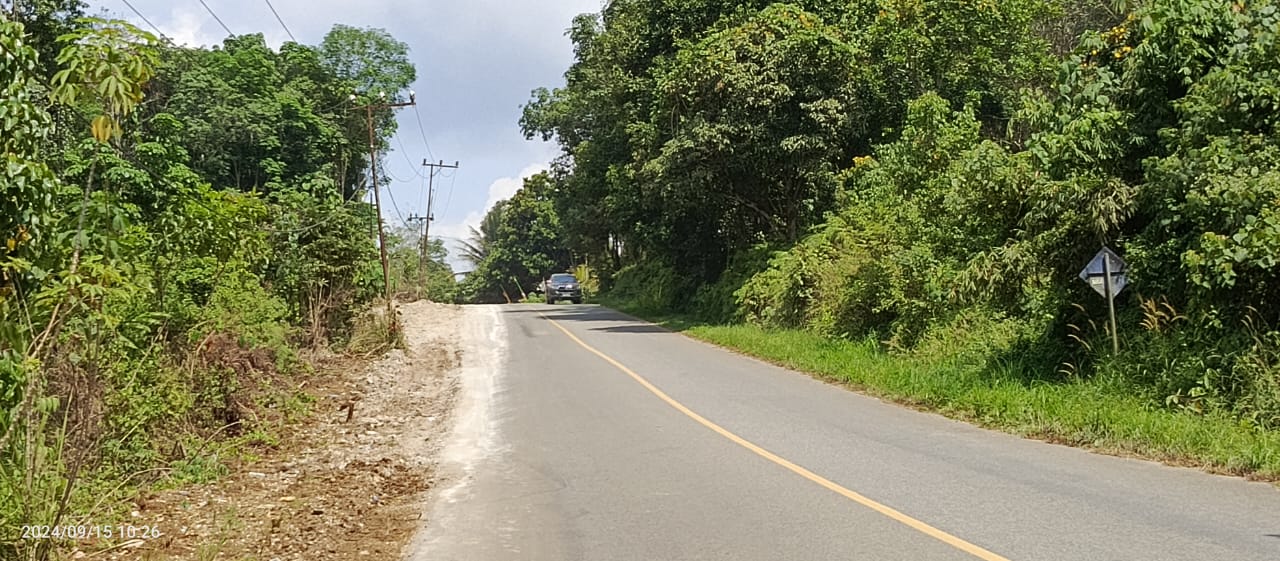 BERSIH: Tumpahan beton cair yang sudah mengeras dengan tinggi capai 25 sentimeter yang mempersempit area tanjakan Waruk sudah dibersihkan pihak terkait.