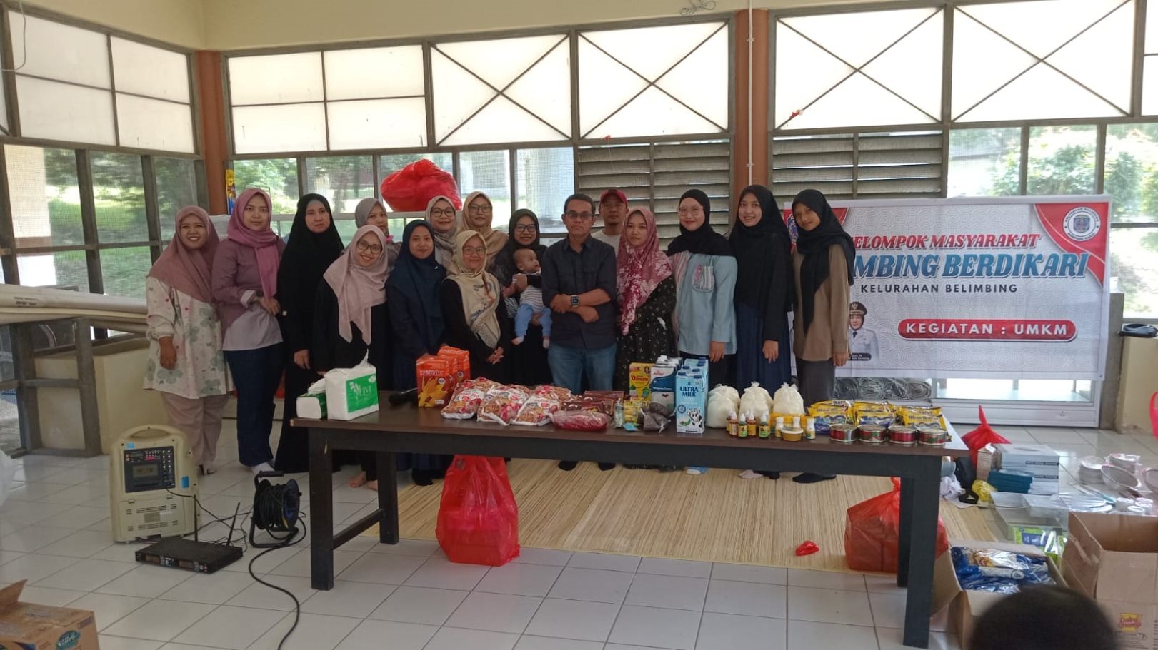 DAPAT KETERAMPILAN: Warga RT 6, Kelurahan Belimbing, mengikuti pelatihan pembuatan kue kering dari program stimulan tahun ini.