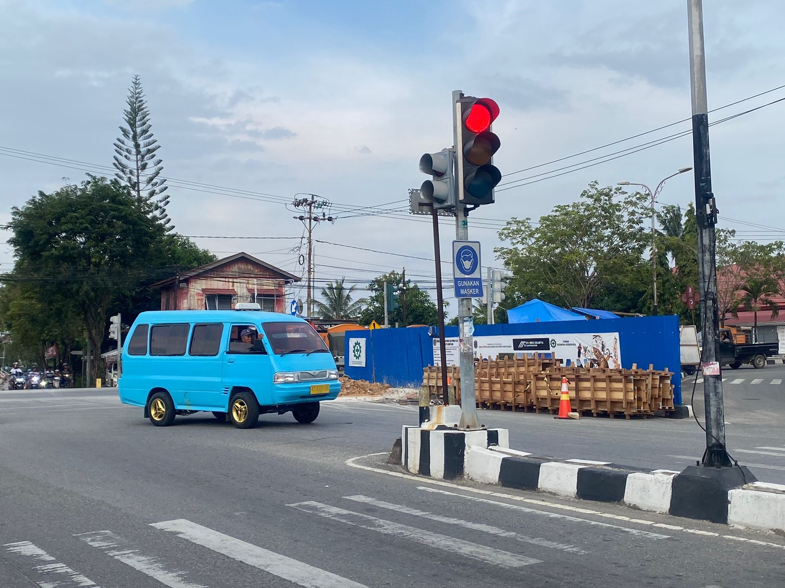 DITUTUP: Pembangunan Tugu PKK masih dikebut oleh kontraktor pelaksana hingga akhir tahun ini.