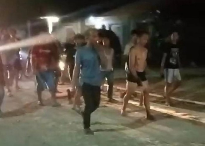 Sholikin (55), guru ngaji warga Desa Pagak, Kecamatan Sumberlawang, Sragen, Jawa Tengah, diarak warga keliling kampung usai merudapaksa murid perempuan usia di bawah umur.