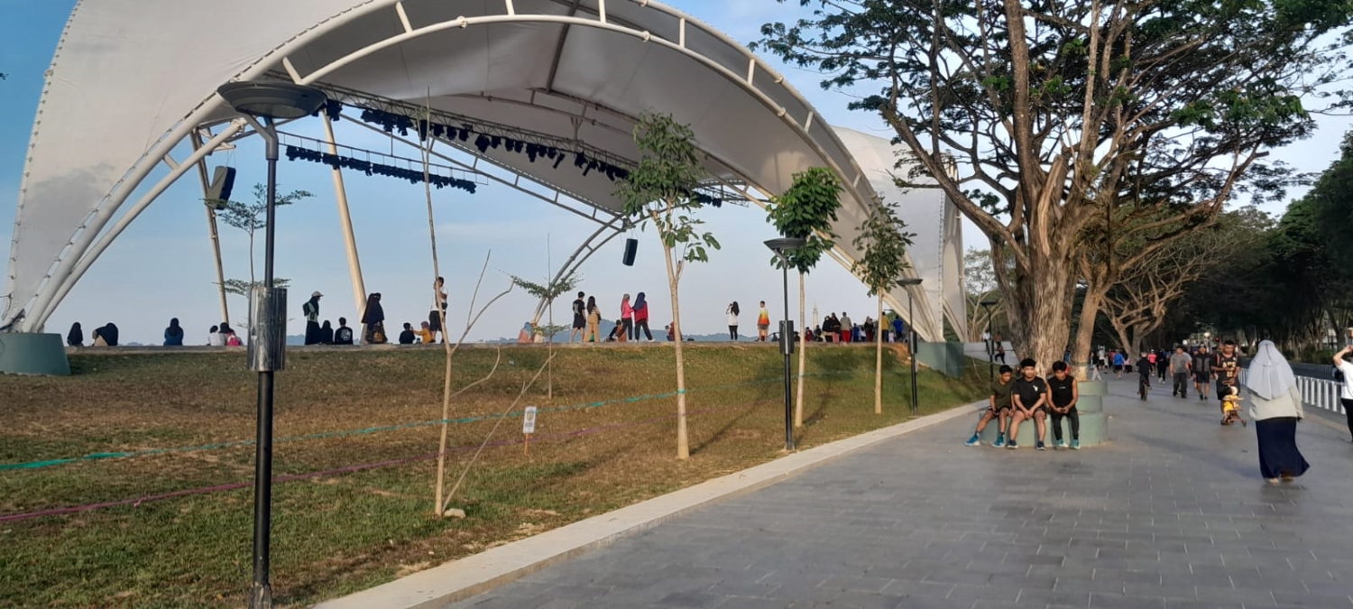 OLAHRAGA: Teras Samarinda seperti ada magnetnya. Animo masyarakat Samarinda masih mengalir deras. Tidak hanya malam, pagi pun dimanfaatkan sebagai tempat berolahraga.