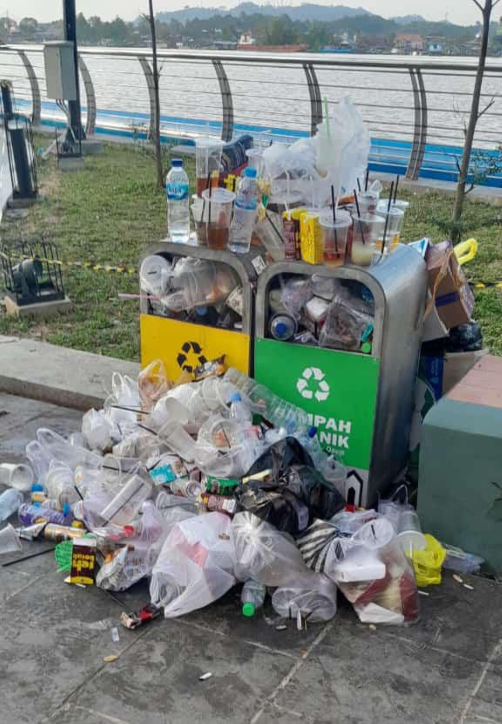 BERSERAKAN: TPS yang disediakan tidak mampu menampung sampah pengunjung.