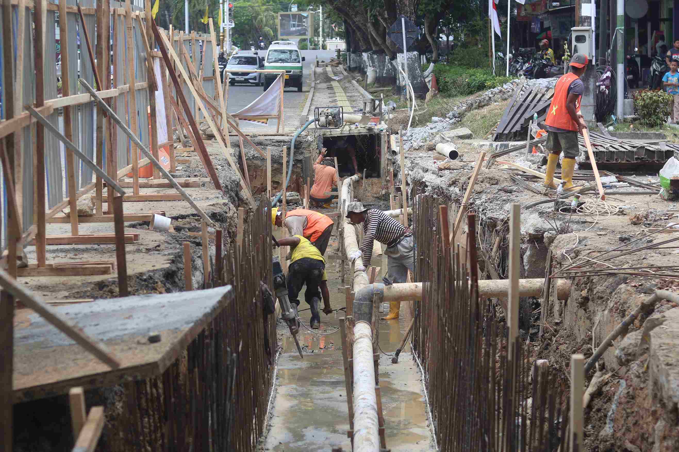 BERLANJUT: Pekerjaan drainase di Jalan Ruhui Rahayu. (Foto: Anggi/KP)