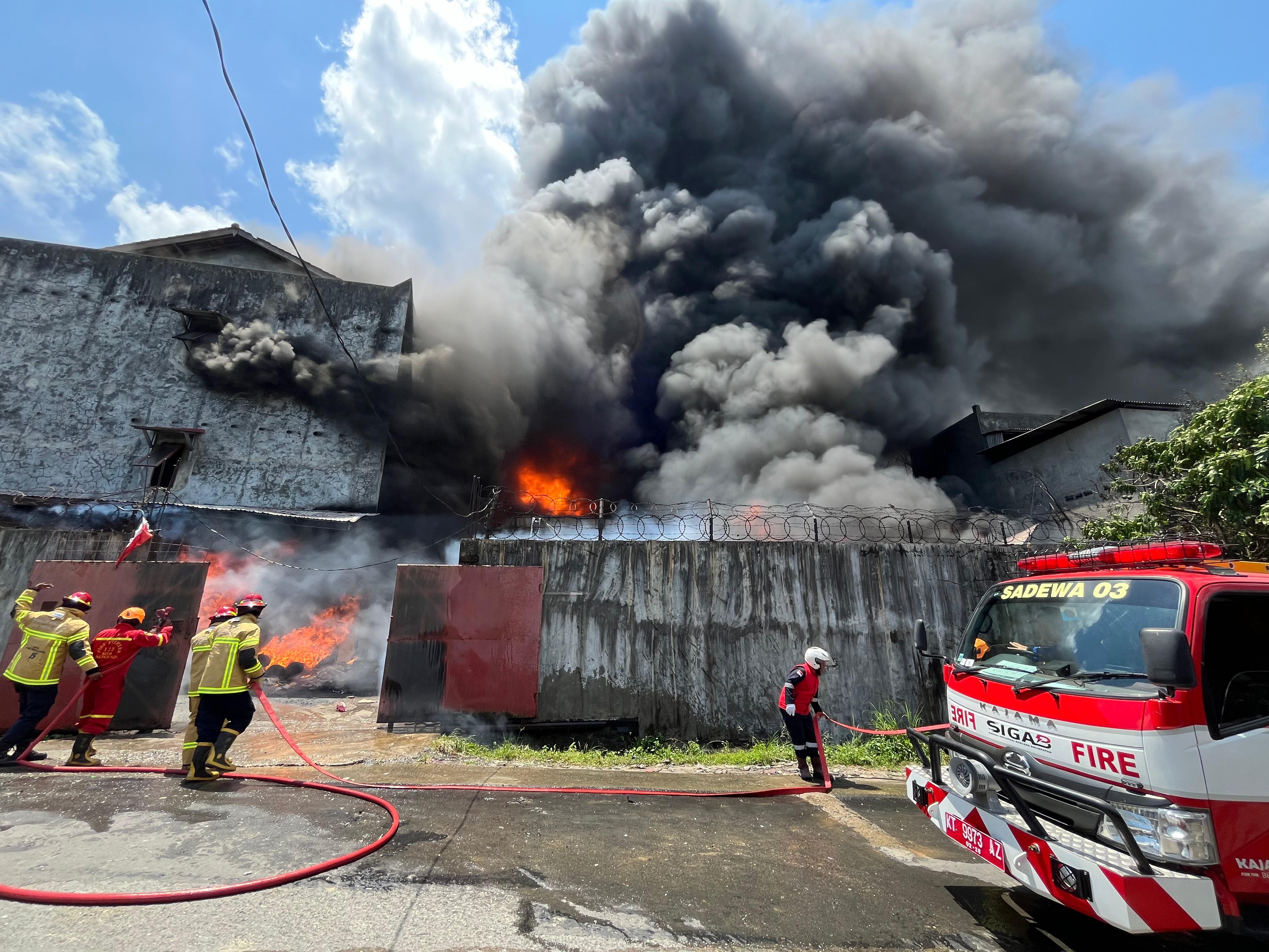 Gudang penyimpanan pecah belah di Jalan Siaga Balikpapan terbakar, Selasa (17/9). (Foto:Anggi/KP)