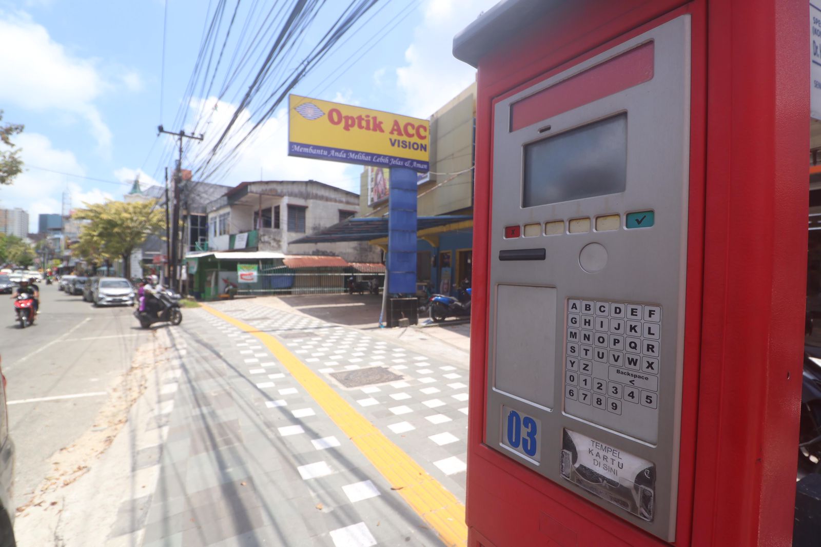 KURANG OPTIMAL: Mesin parkir yang ada  di Jalan Achmad Yani, Balikpapan. (Foto: Anggi/KP)