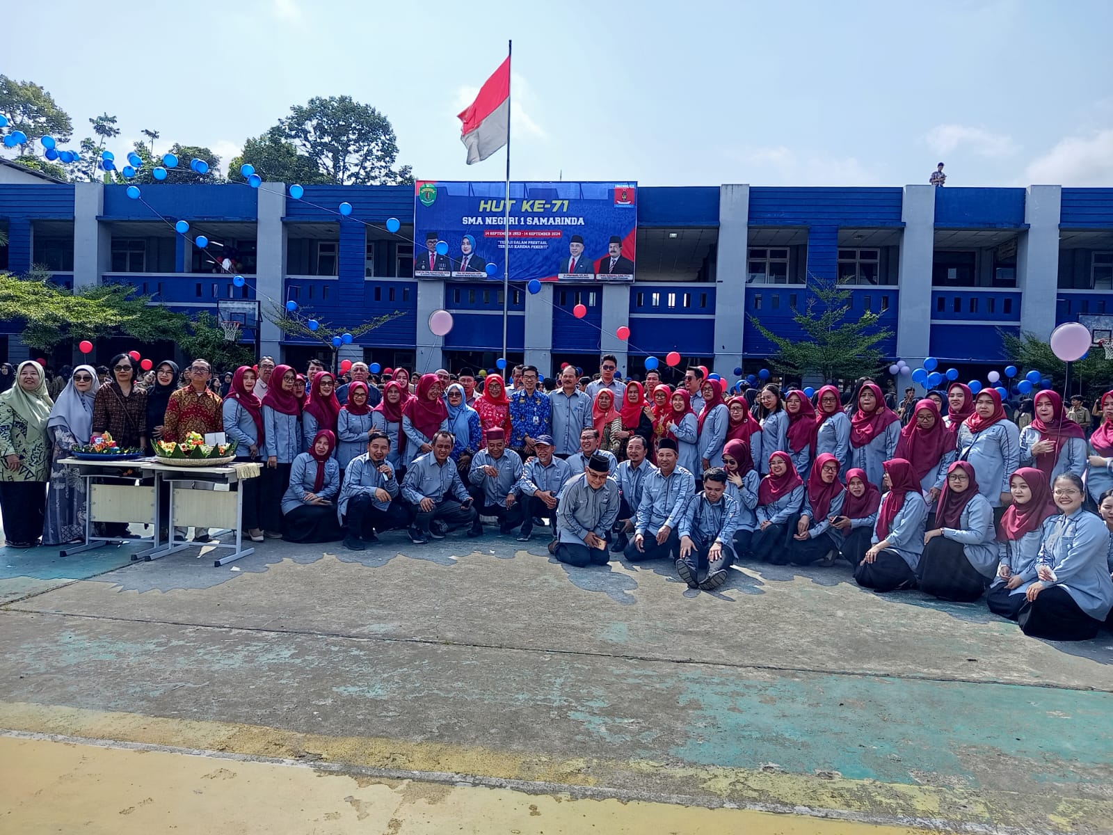 IST UNGGUL: Staf dan guru-guru di SMA 1 Samarinda menyambut penuh suka cita rangkaian hari jadi ke-71.