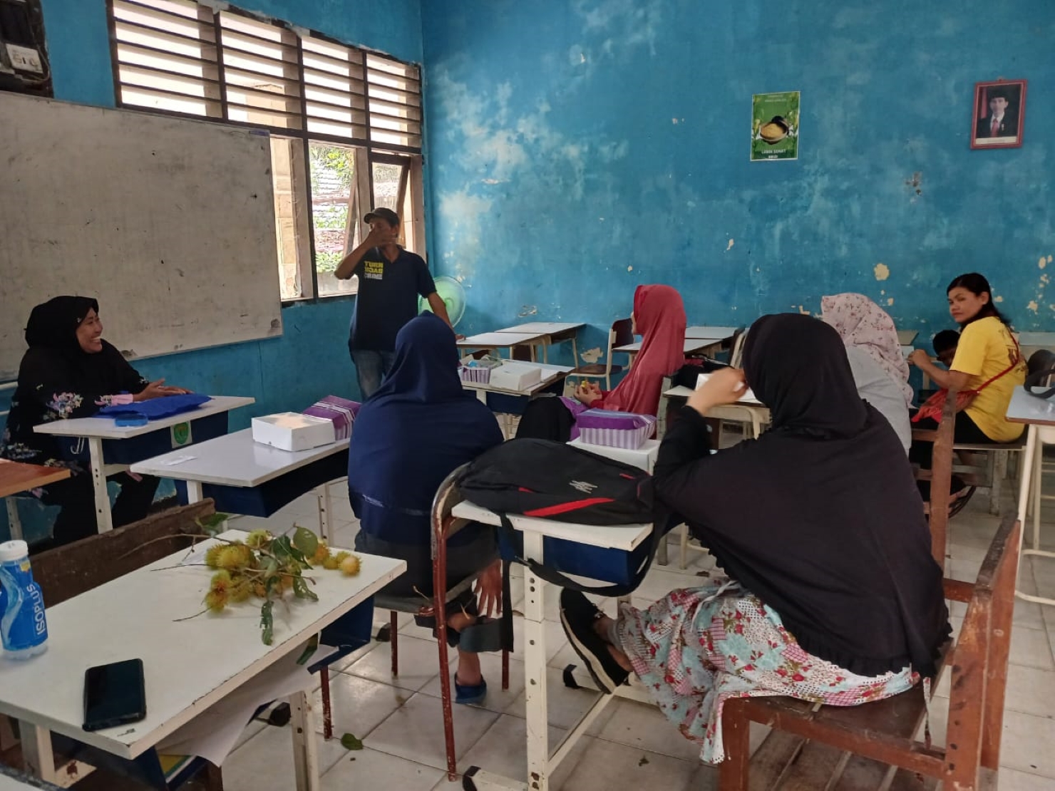 KUMPUL BERSAMA: Kaum ibu membahas usulan warga untuk program stimulan di RT 37, Kelurahan Gunung Elai, Bontang Utara.