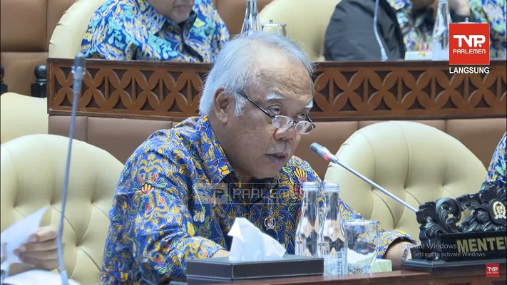 Menteri PUPR Mochamad Basuki Hadimuljono dalam rapat kerja (raker) bersama Komisi V DPR RI di Kompleks Senayan, Jakarta, Rabu (18/9).