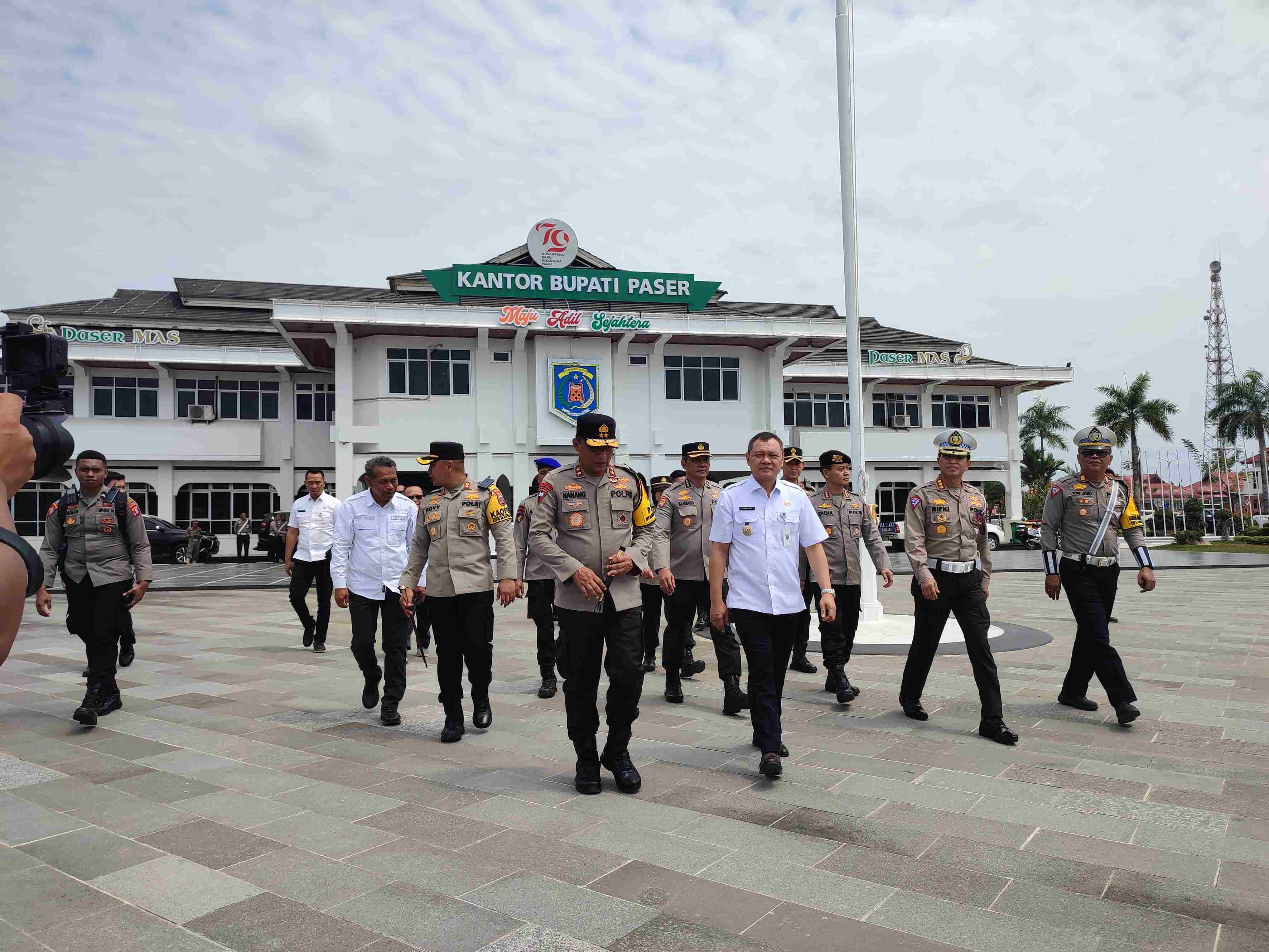 KUNJUNGAN DADAKAN: Kapolda Kaltim&nbsp;Irjen Pol Nanang Avianto melakukan kunjungan mendadak ke Kabupaten Paser menggunakan Chopper, Rabu (18/9).&nbsp;(Foto: Najib/KP)