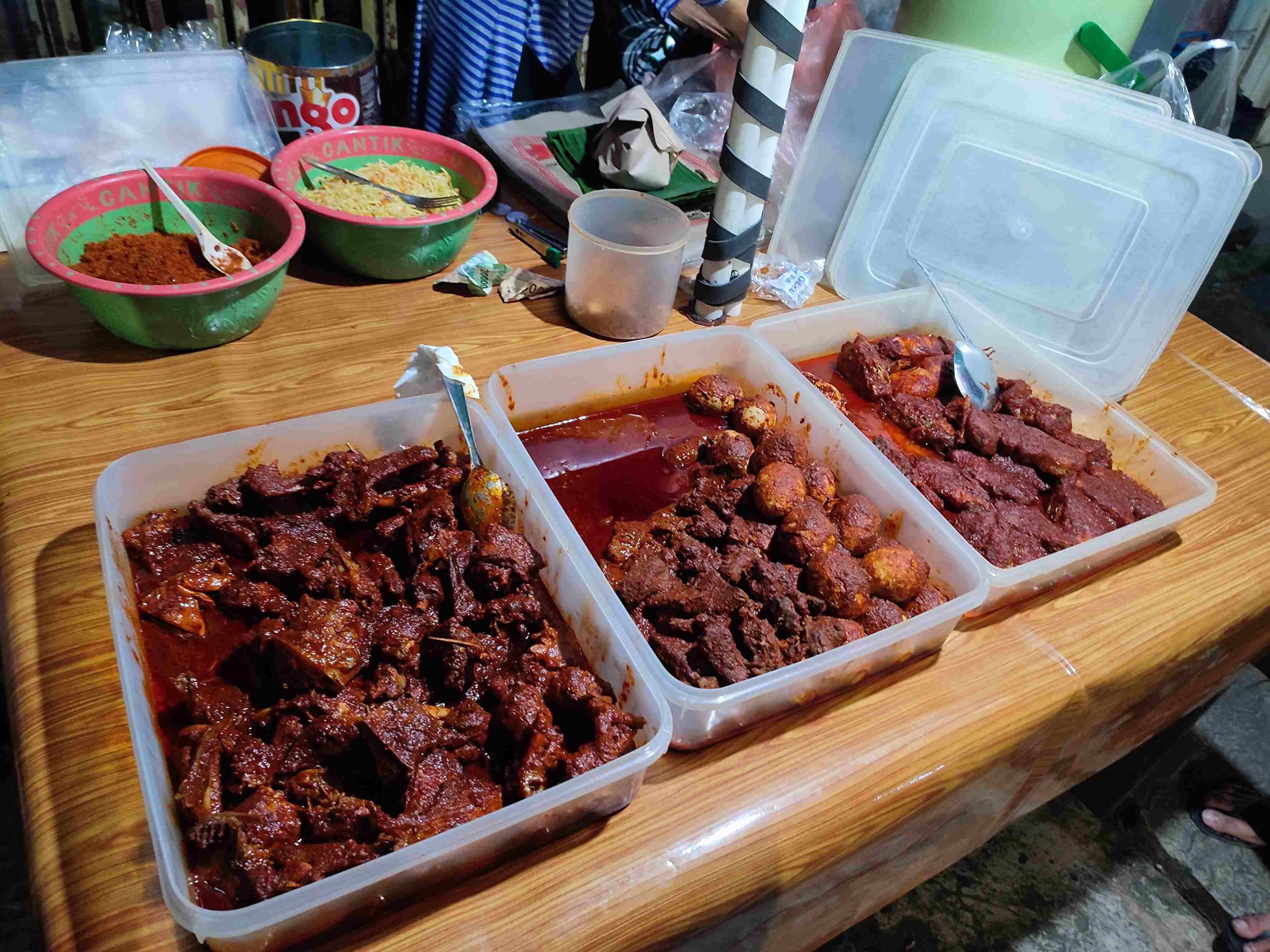 Berbagai pilihan lauk mulai dari ayam kampung, telur, daging dan ikan. (Foto: Najib/KP)