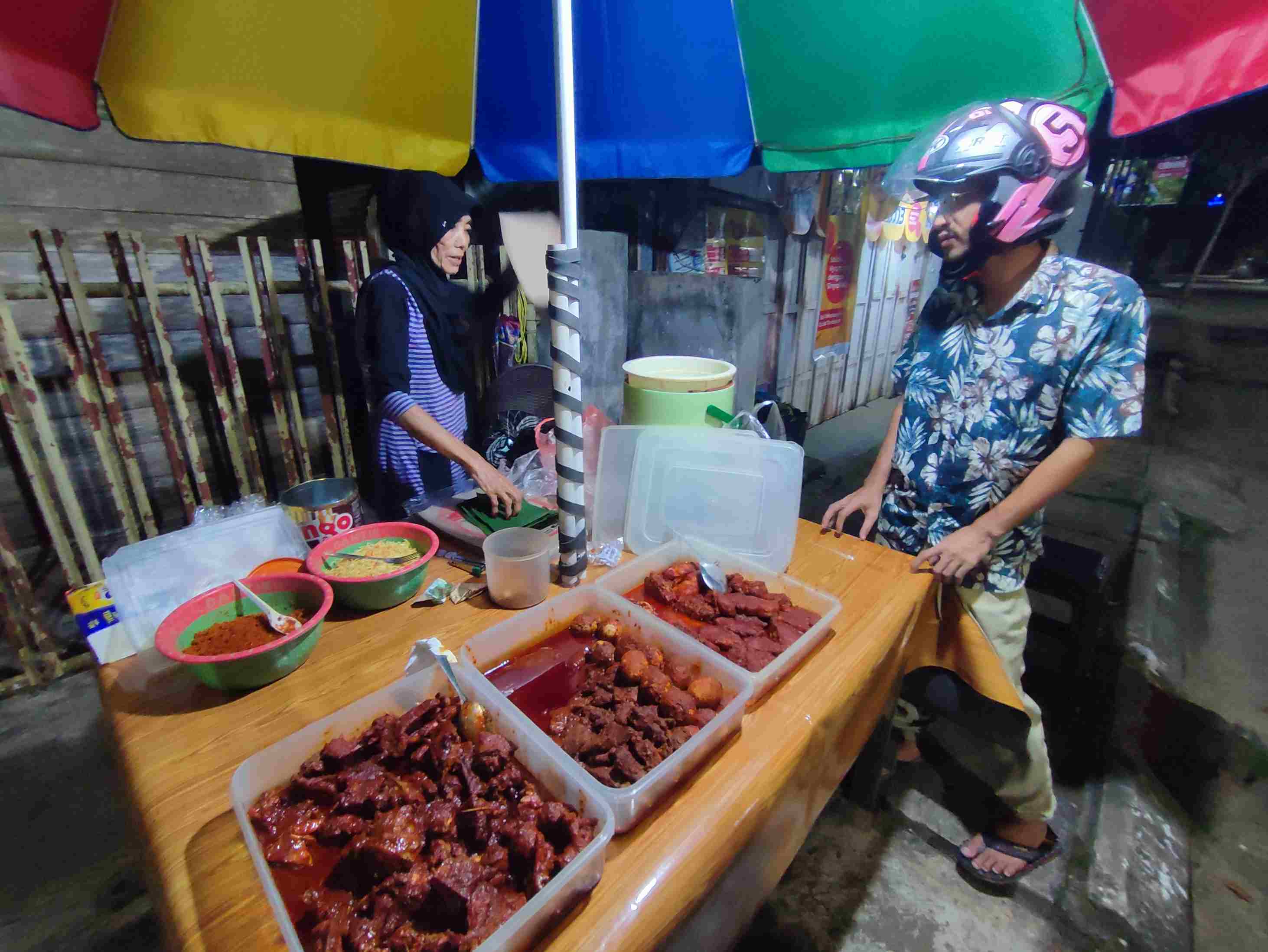 DIBURU SEJAK SUBUH: Nasi kuning Yuliana di Jalan RA Kartini, Tana Paser, Kabupaten Grogot. (Foto: Najib/KP)