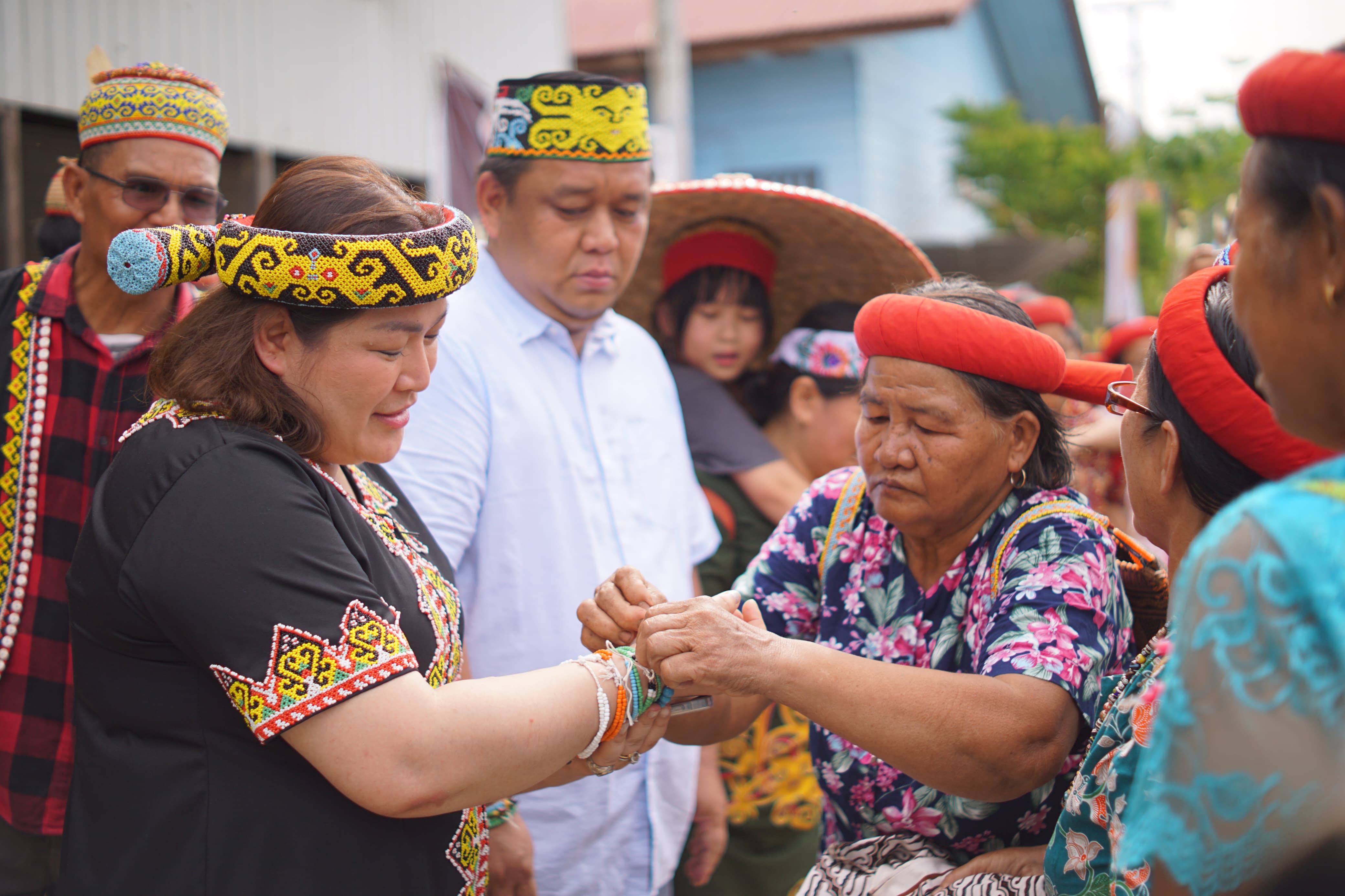 TERIMA GELANG: Novita Bulan didampingi Artya Fathra Marthin menerima gelang manik pada saat tiba di Kecamatab Long Apari, Senin (16/9). (Foto: Jody Kristianto/KP)