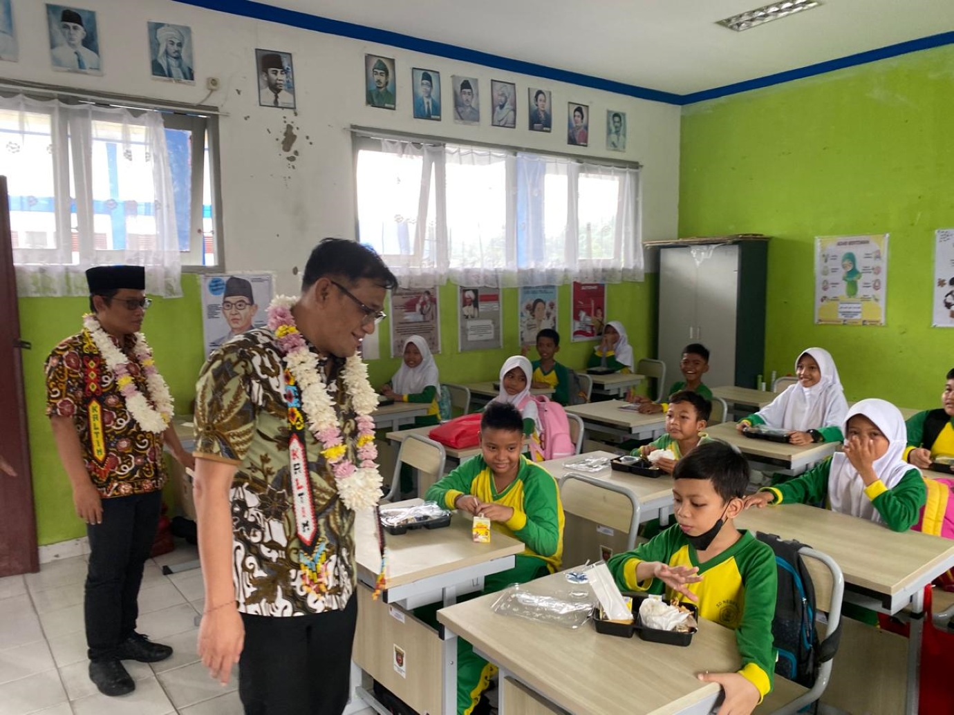 SINERGI: DPP ADIL menggelar program makan siang gratis di lima SD di Samarinda, Rabu (18/9/2024). Salah satunya di SD 011 Lempake. Dalam kegiatan tersebut hadir Budiman Sudjatmiko.