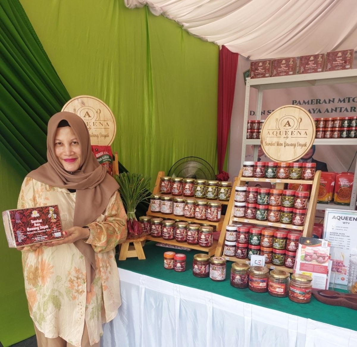 LOKAL: Bawang dayak yang biasa dijadikan minuman herbal, diolah Wiwit menjadi aneka sambal. Kini dikenal sebagai buah tangan Kaltim.