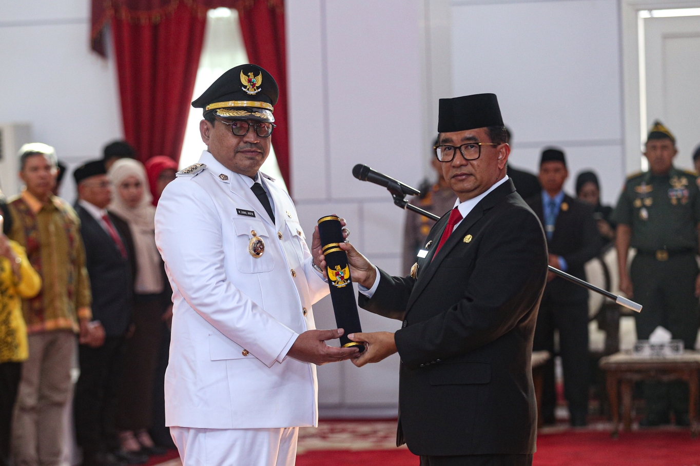 BERGANTI: Muhammad Zainal Arifin (kiri) serah terima jabatan sebagai Pj Bupati PPU, Kamis (19/9/2024).