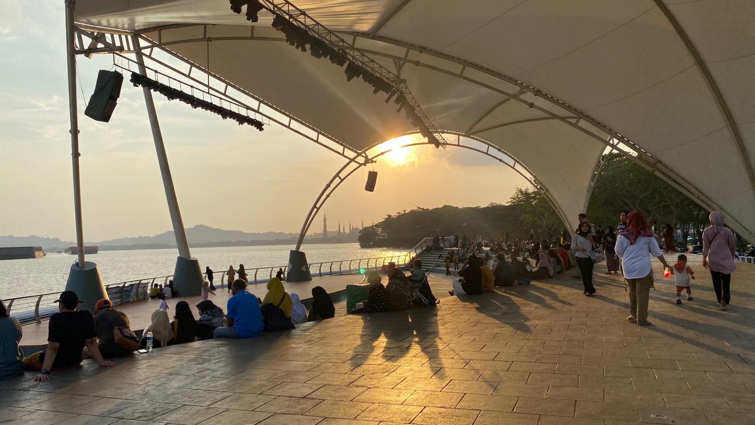 EKSOTIS: View mahal dari sunset dan Sungai Mahakam di Teras Samarinda.