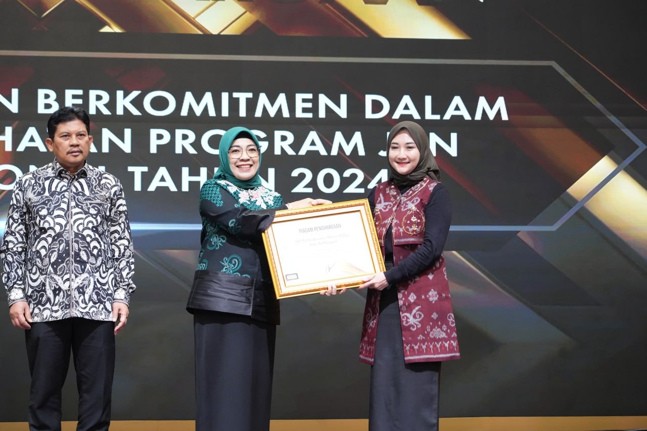 Direktur Jaminan Pelayanan Kesehatan BPJS Kesehatan Dr Lily Kresnowati, M Kes memberikan penghargaan kepada Kepala UPTD Puskesmas Margo Mulyo Balikpapan dr Dekrita.(Ist)