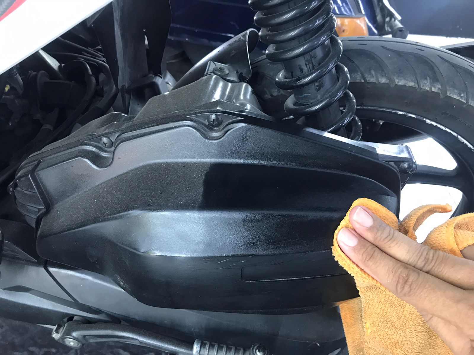 Bodi hitam motor kembali mengkilap hanya dengan sekali gosok. (Foto: Thomas/KP)