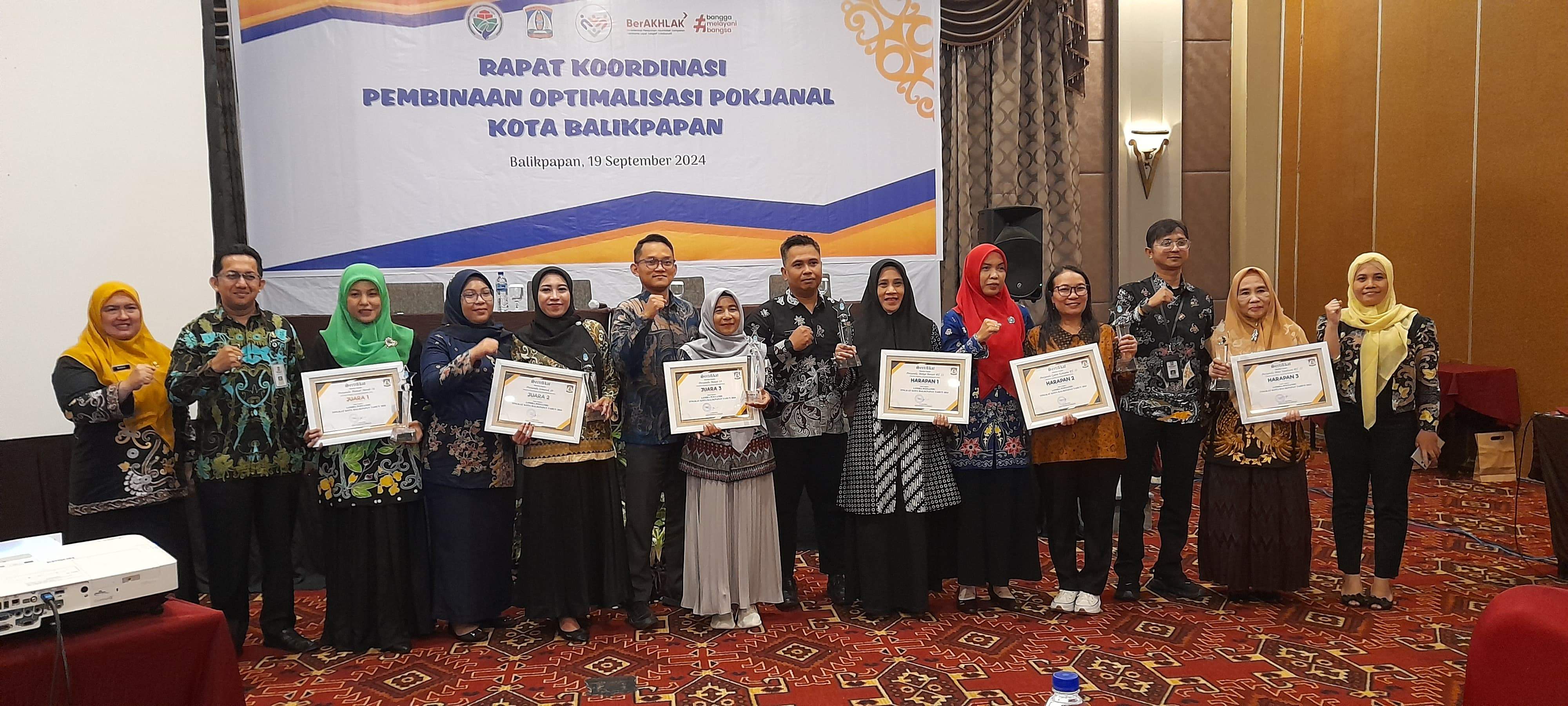 PEMENANG: Rinda Setyawati (ujung kiri) bersama para juara lomba Posyandu tingkat Kota Balikpapan.
