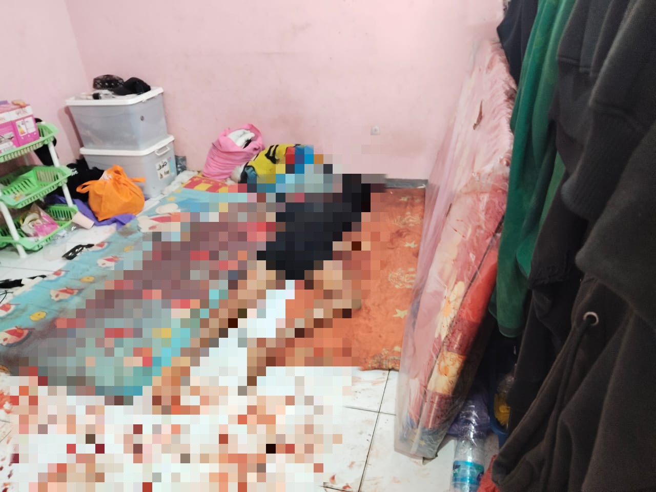 Remaja AP ditemukan tak bernyawa di ruang istirahat konter HP dengan darah tercecer di lantai. (Syahrul/KP)
