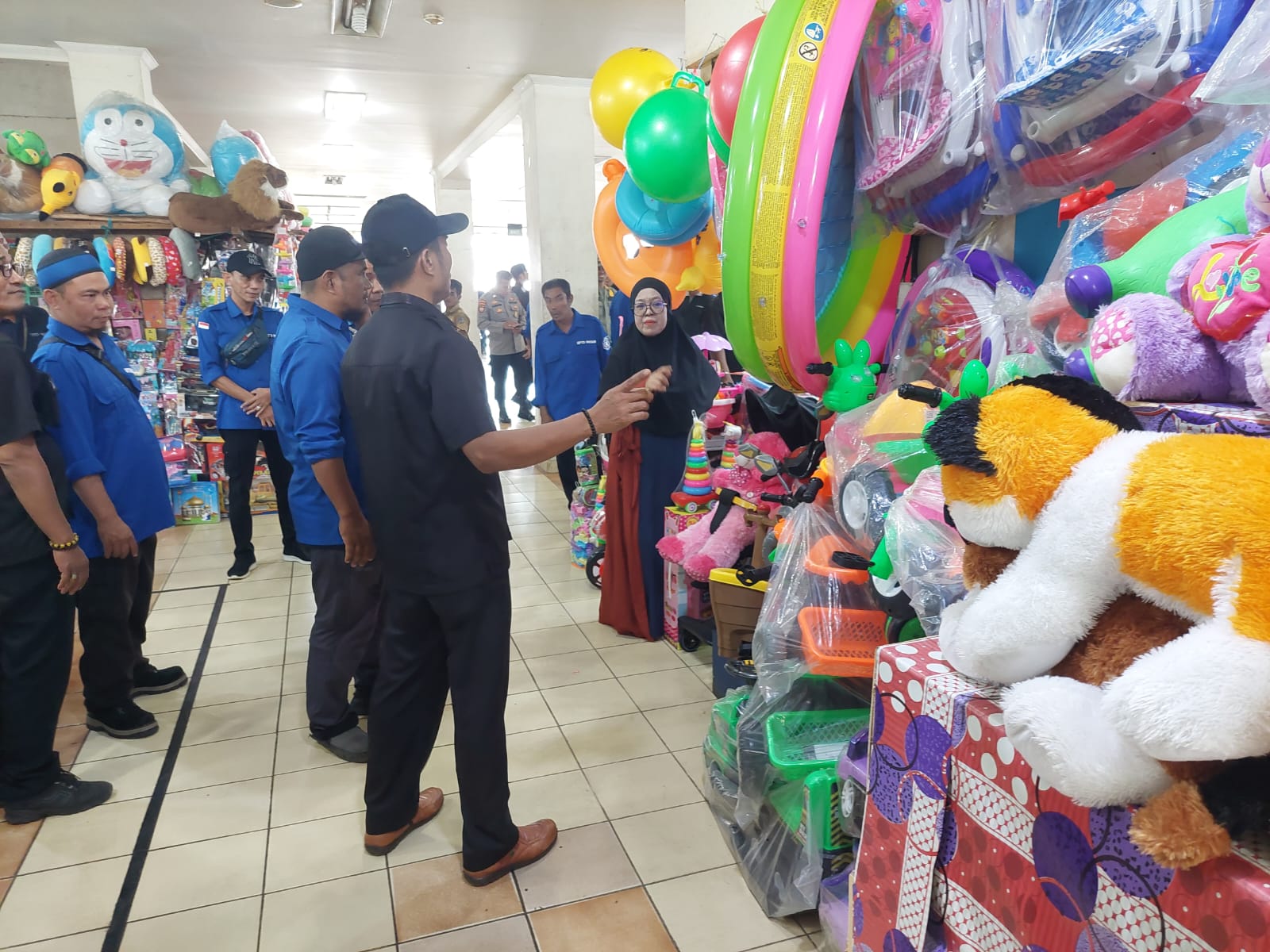 DITERTIBKAN: UPT Kandilo Plaza akan menertibkan dagangan pedagang yang melebihi batas lapak atau toko agar tidak mengganggu jalan. (Foto: Najib/KP)