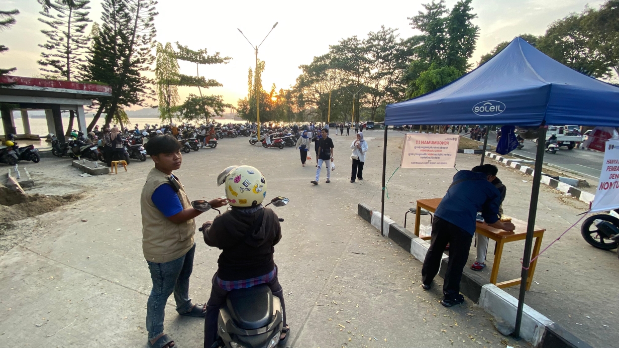 PARKIR: Area parkir untuk pengunjung Teras Samarinda. Tarif untuk kendaraan bermotor sebesar Rp 2 ribu.