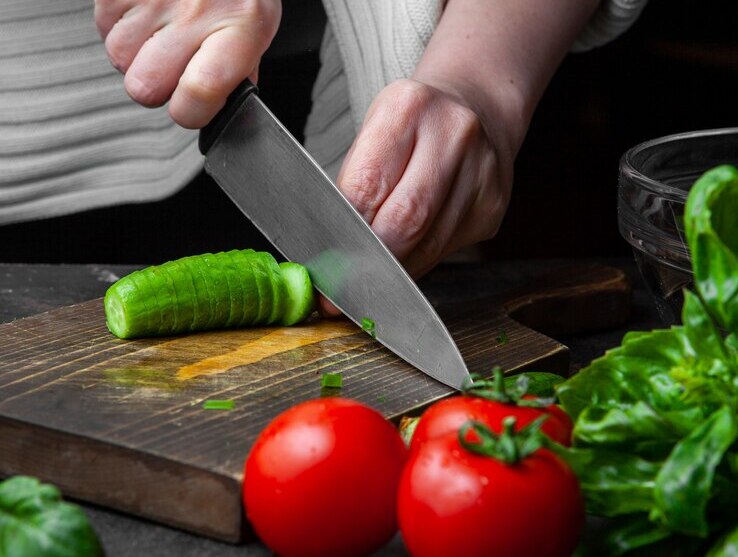 Pisau jadi salah satu alat dapur yang digunakan untuk memotong bahan makanan.