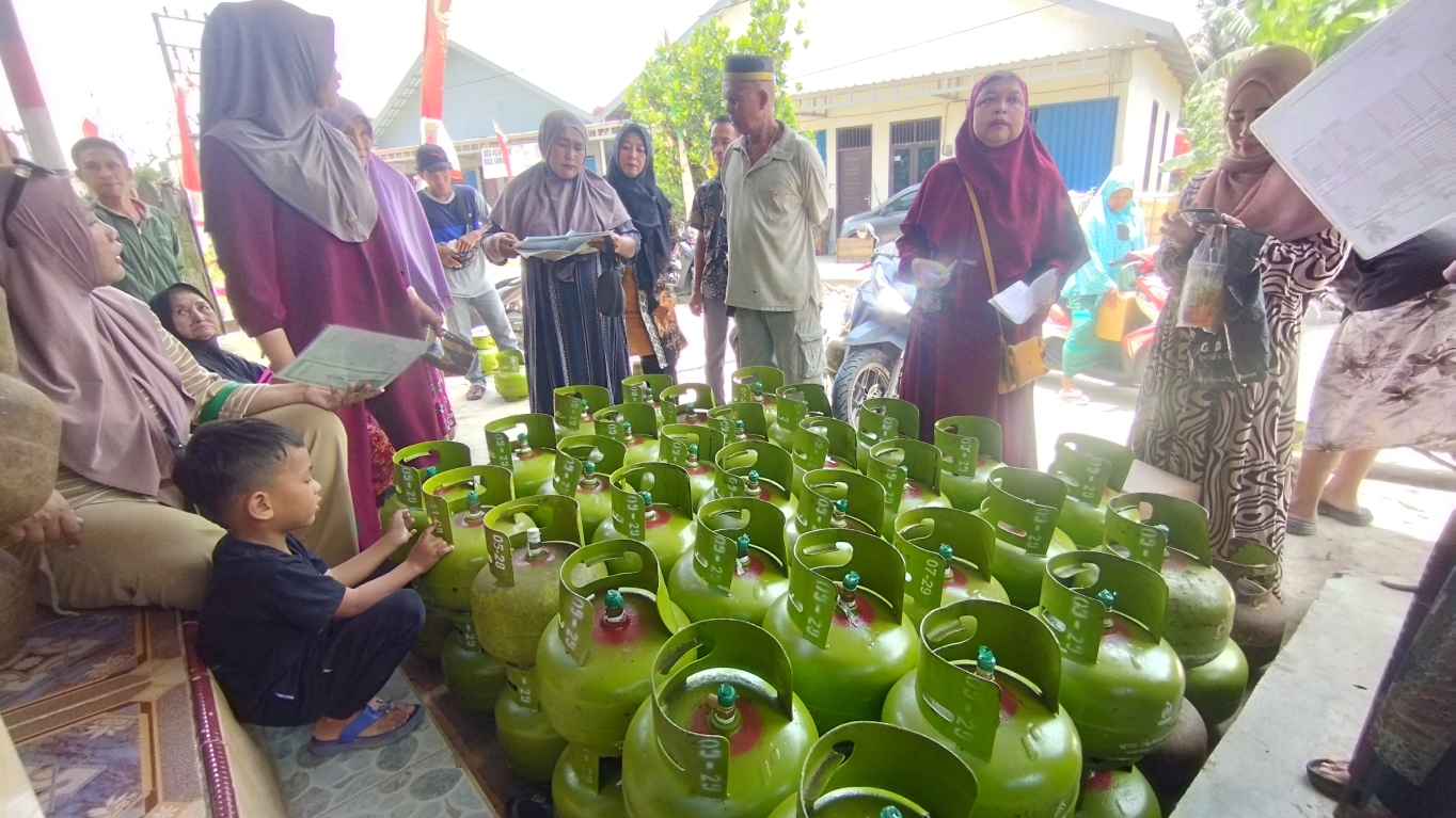MULAI UJI COBA: Beberapa warga mengantre di pangkalan H Aspani, Jalan P Suryanata, usai seremonial peluncuran Kartu Pembelian Gas LPG 3 Kg bagi warga kurang mampu, Kamis (19/9).