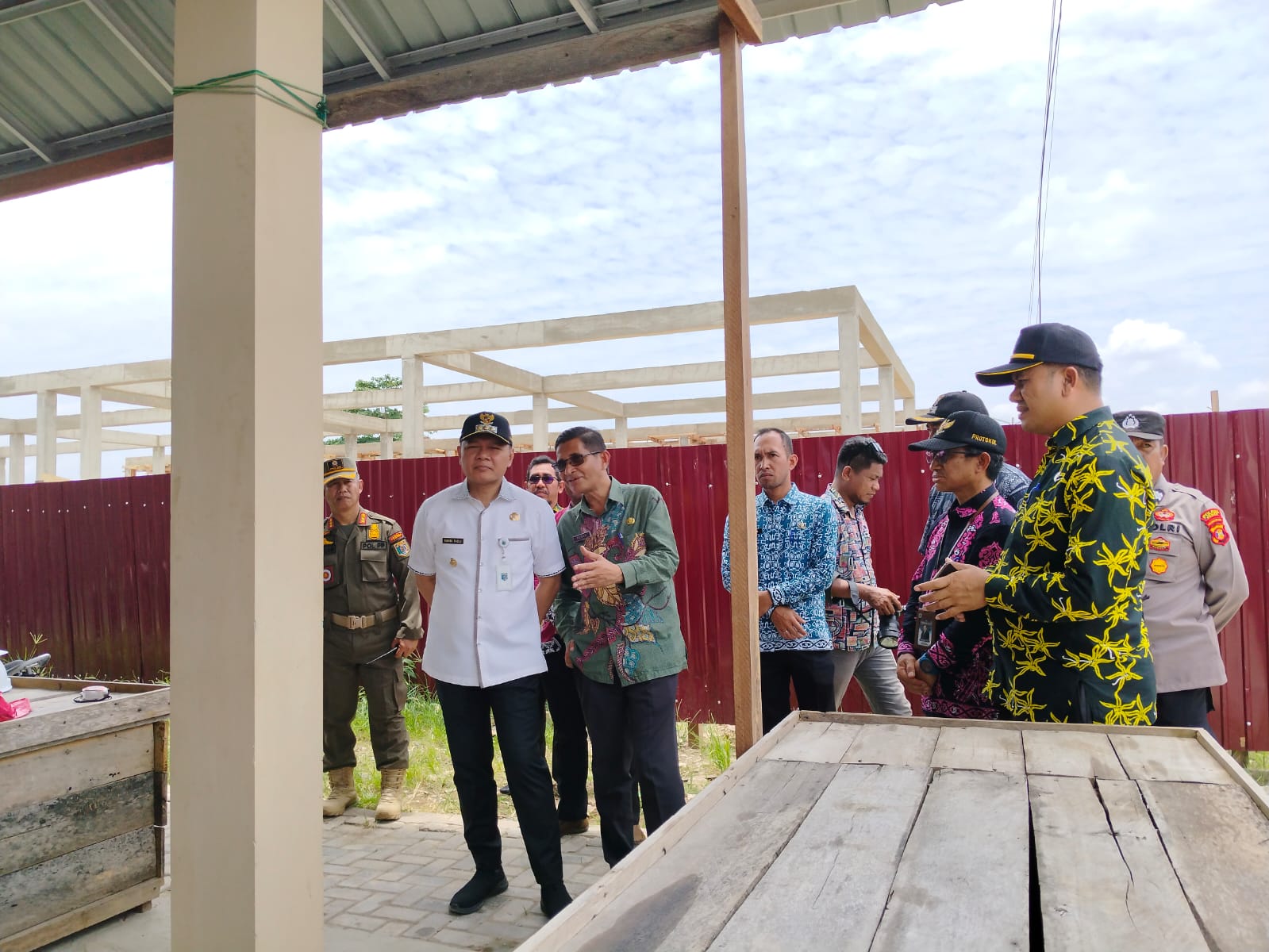 CEK BANGUNAN: Pasar Penyembolum Senaken akan kembali dilanjutkan pembangunannya dan selesai di akhir 2024 ini.&nbsp;(Foto: Najib/KP)