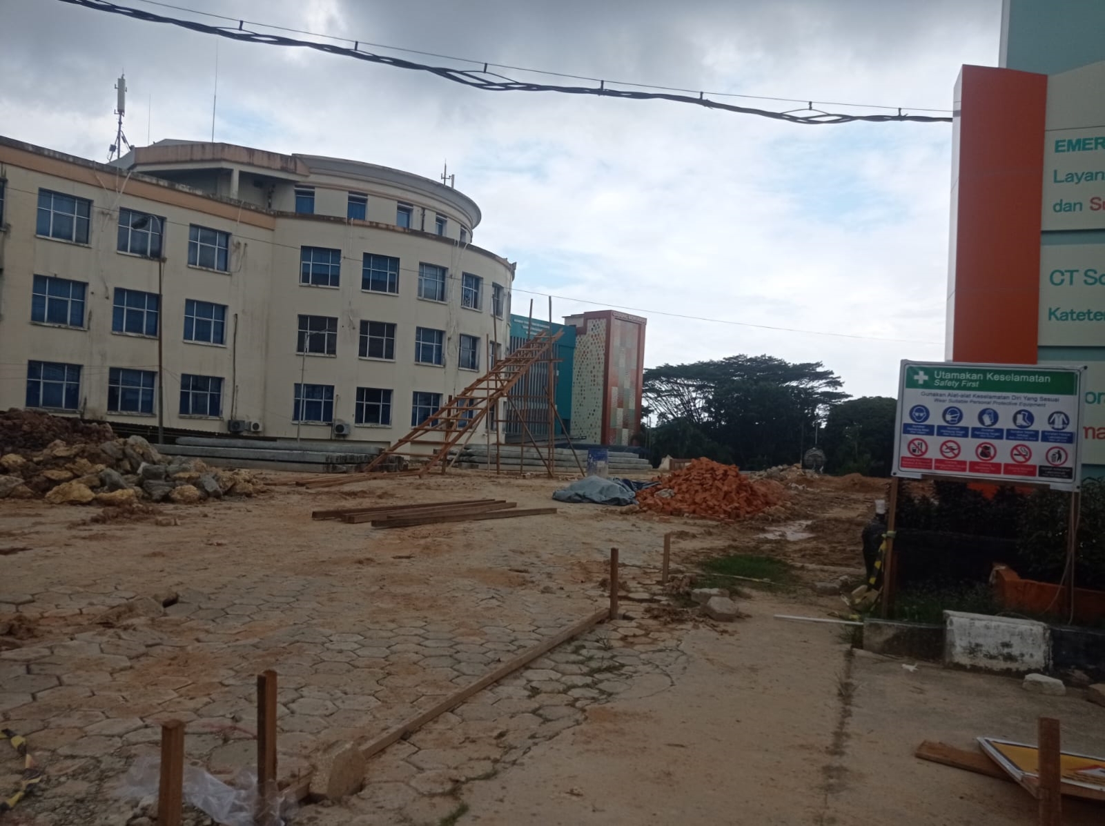 TAMBAH FASILITAS: RSUD Taman Husada akan memiliki gedung parkir untuk memberikan pelayanan kepada pengunjung maupun keluarga pasien. Saat ini progresnya masih tahap pengerjaan.