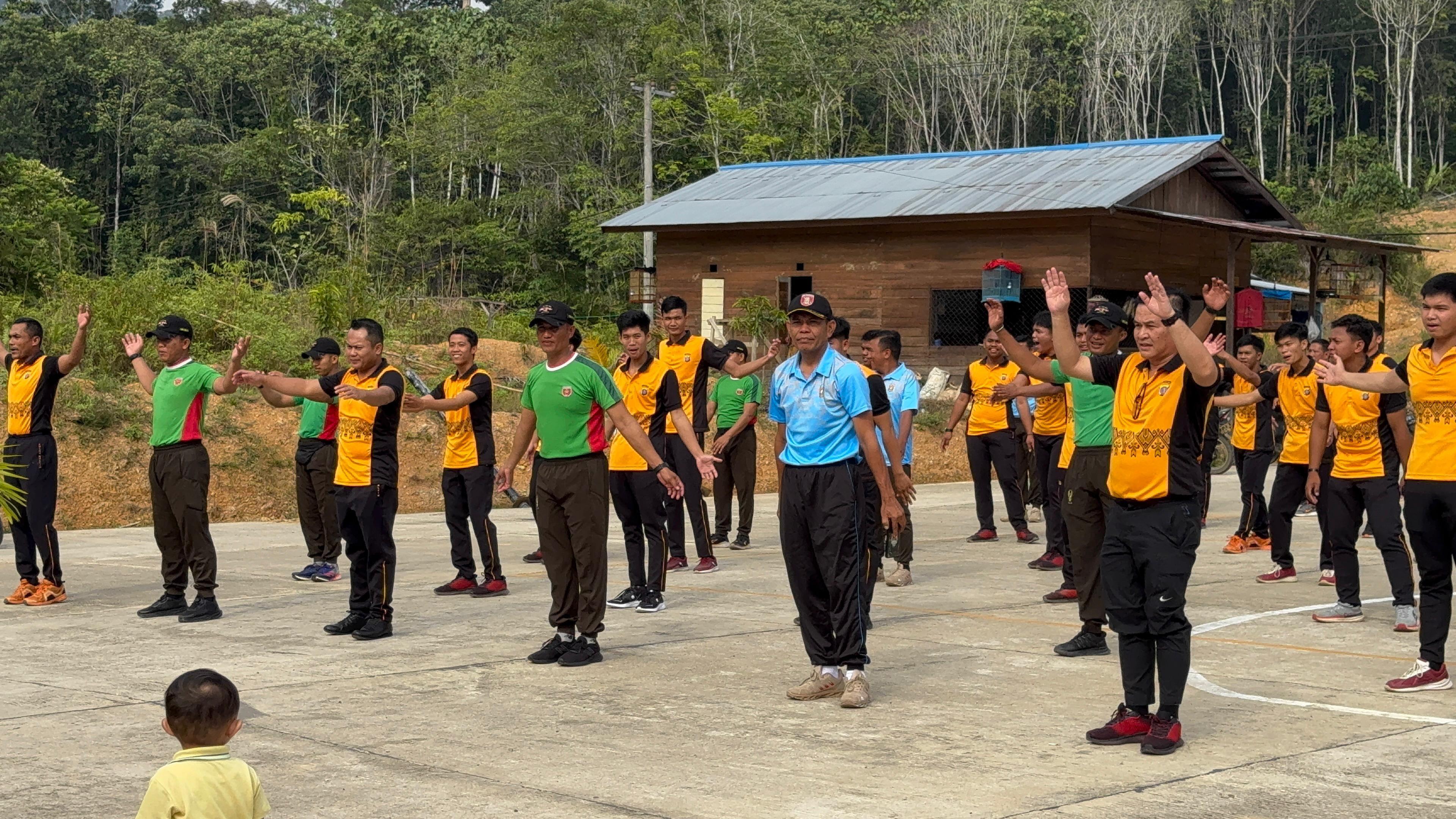 Kapolres Mahulu AKBP Anthony Rybok (kanan) saat olahraga bersama di Mako Polres Mahulu, Jumat (20/9). Ist