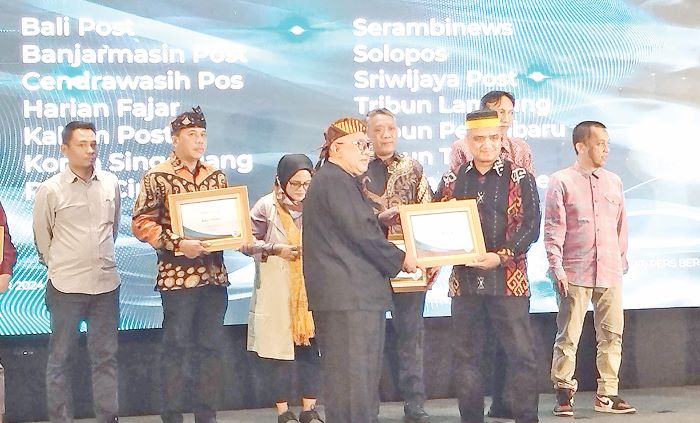 Manajer Iklan Kaltim Post Biro Jakarta Agus Delis Prayinto (tiga kanan) menerima penghargaan dari SPS di Hotel Savoy Homann, Bandung, Jumat (20/9).