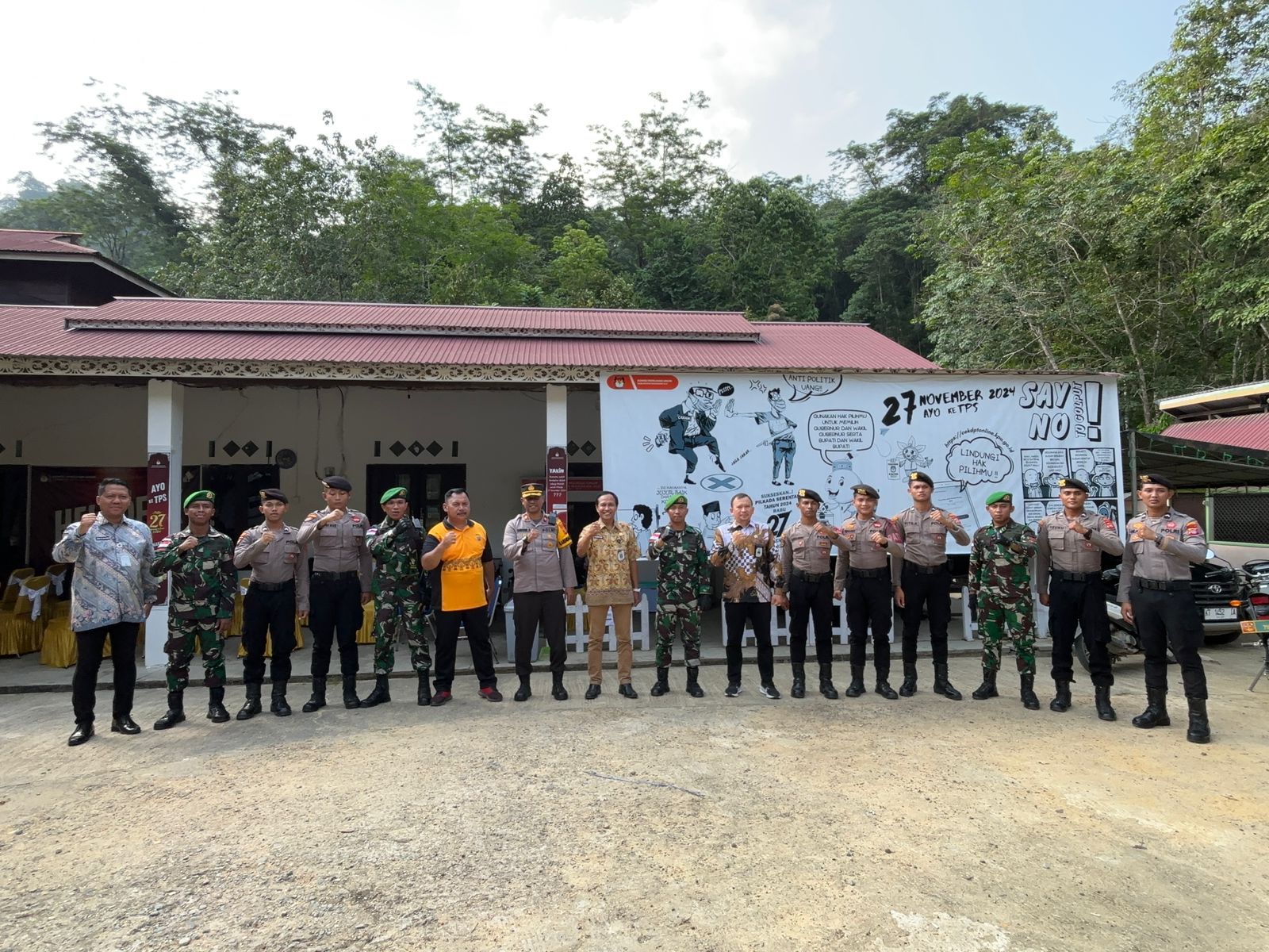 Jajaran Polres Mahulu abadikan momen bersama usia patroli di Kantor KPU Mahulu, Jumat (20/9). (Foto: Ist)