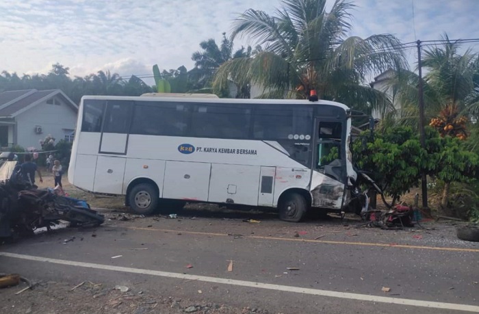 PERLU DIKAJI: Tabrakan maut antara Bus Perusahaan dan angkutan Colt antar kabupaten menyebabkan satu koran meninggal dunia pada Jumat (20/9/2024).