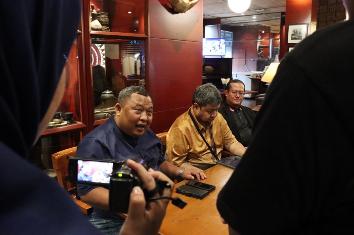 BEBER HARGA TIKET MAHAL: Anggota KPPU Budi Joyo Santoso (kemeja biru dongker) usai diskusi membahas persoalan tingginya harga tiket domestik di Indonesia, di Jakarta, Jumat (20/9).