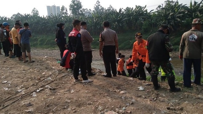 Penemuan tujuh mayat mengambang di Kali Bekasi hebohkan warga sekitar pada Minggu (22/9/2024).