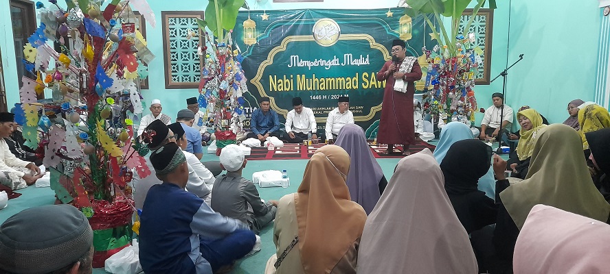 Penceramah Ustaz Asep Ismail menyampaikan tausiah Maulid Nabi Muhammad SAW di Musala Ad Durun Nafis.